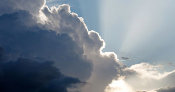 Karfreitag - Licht durch Wolken hindurch - Copyright: Maksim Shebeko/fotolia