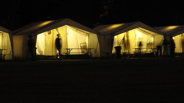 beleuchtete Zelte, menschliche Silhouetten - Copyright: Peter Fahr