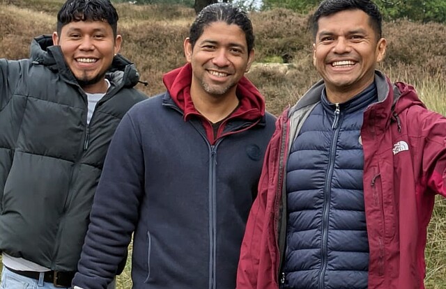 Aurelius Mercado (r.) mit Freiwilligen in den Boberger Dünen zum Müllsammeln.