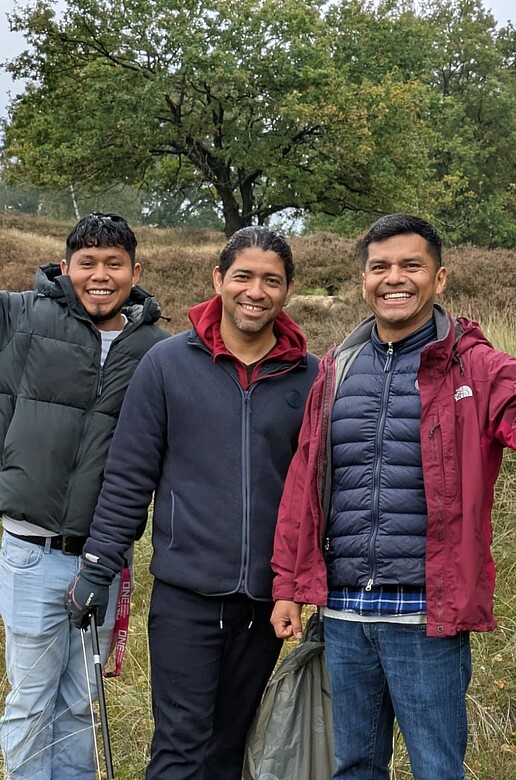 Aurelius Mercado (r.) mit Freiwilligen in den Boberger Dünen zum Müllsammeln.