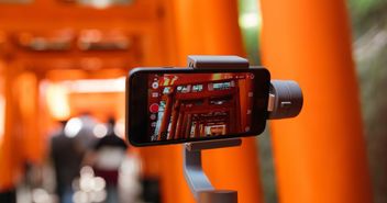 Smartphone im Stativ im Aufnahmemodus - Copyright: Joey Huang/Unsplash