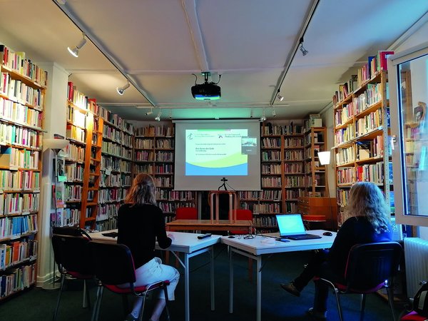 Frauenbibliothek einschl. Bildschirm - Copyright: Luise Scherrer