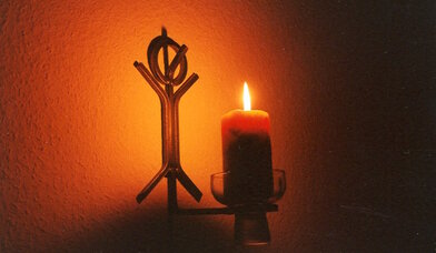 Leuchter mit brennender Kerze - Copyright: Rosemarie Schöch