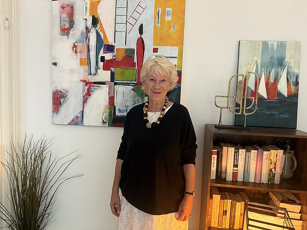 Susanne Babiel vor einem Bild mit dem Titel Maria, Elisabeth und Josef