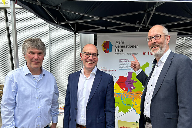 Christoph Steegmans (re.), Leiter der Unterabteilung „Engagementpolitik“, den Einsatz der Haupt- und Ehrenamtlichen und nahm sich Zeit für einen intensiven Rundgang u.a. mit Rainer Picker (li.), Leiter Mehrgenerationenhaus, und Propst Holger Beermann (mi.). 