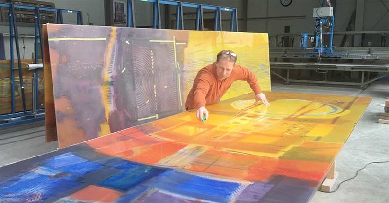 Jörgen Habedank in der Glaswerkstatt