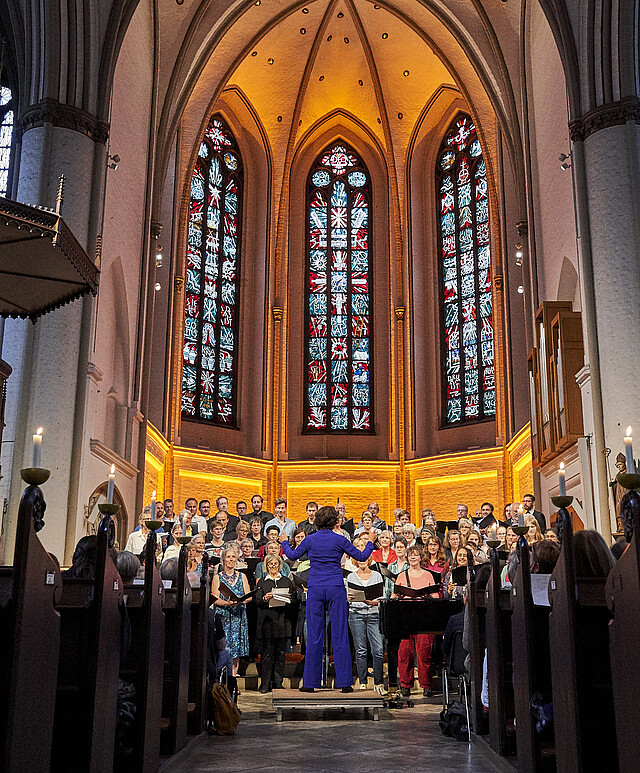 Ein Chor hat in einer Kirche seinen Auftritt