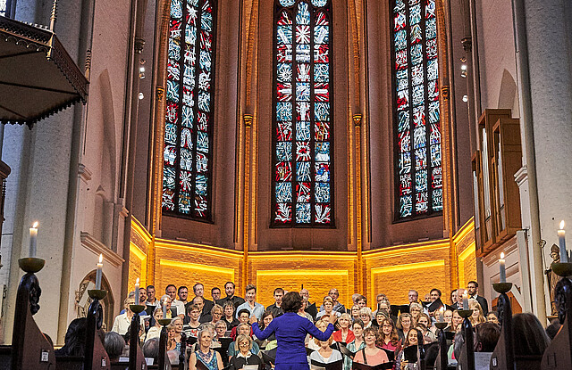 Ein Chor hat in einer Kirche seinen Auftritt