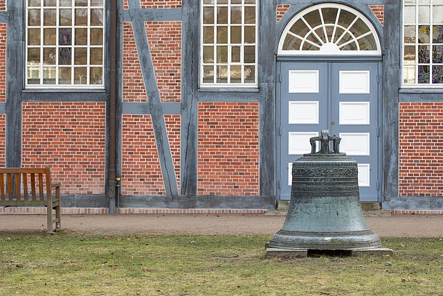 Glocke vor der Kirchen in Hamburg Nienstedten.