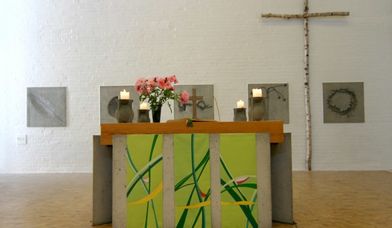 'Der Gute Hirte' Hamburg-Jenfeld Altar mit grünem Antependium - Copyright: Dr. Wolfgang Ewert