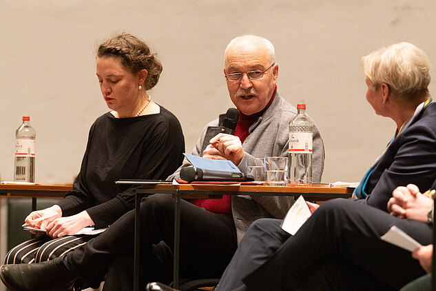 Professor Wolfgang Palaver auf der Podiumsdiskussion zur Friedensethik in der St. Nikolai
