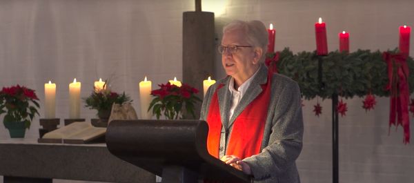 Lesung der Weihnachtsgeschichte in der Emmauskirche - Copyright: R. Schleßmann (Video)