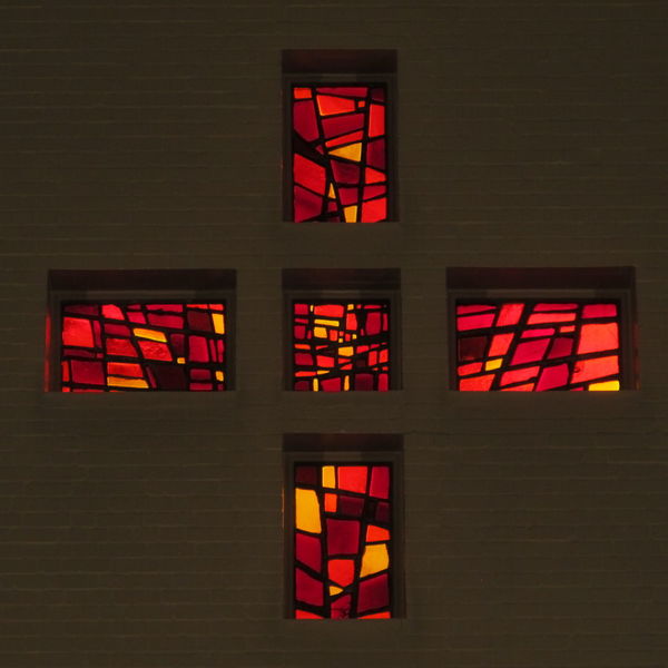 Kreuzförmiges Kirchenfenster Cantate-Kirche - Copyright: Peter Fahr