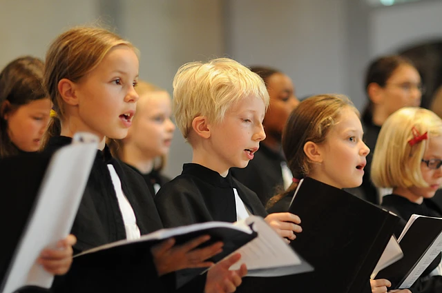 Ein singender Kinderchor.