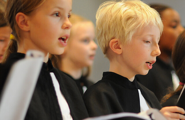 Ein singender Kinderchor.