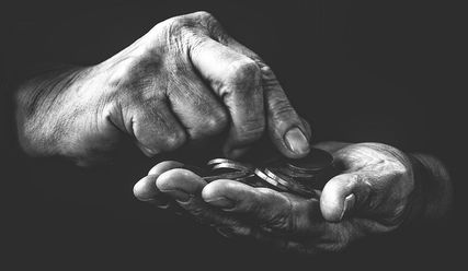 Zwei hände zählen Geld - Copyright: © Creative Commons, CC0