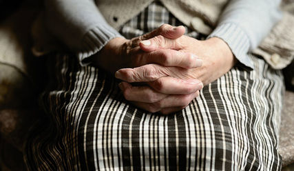 Alte Frau mit gefalteten Händen - Copyright: © Creative Commons, CC0