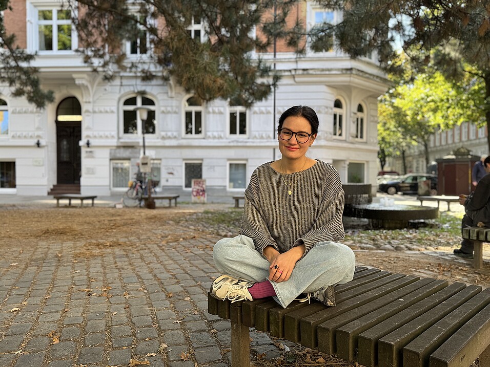 Kirchenmusikerin Jasmin Zaboli im Grindelviertel