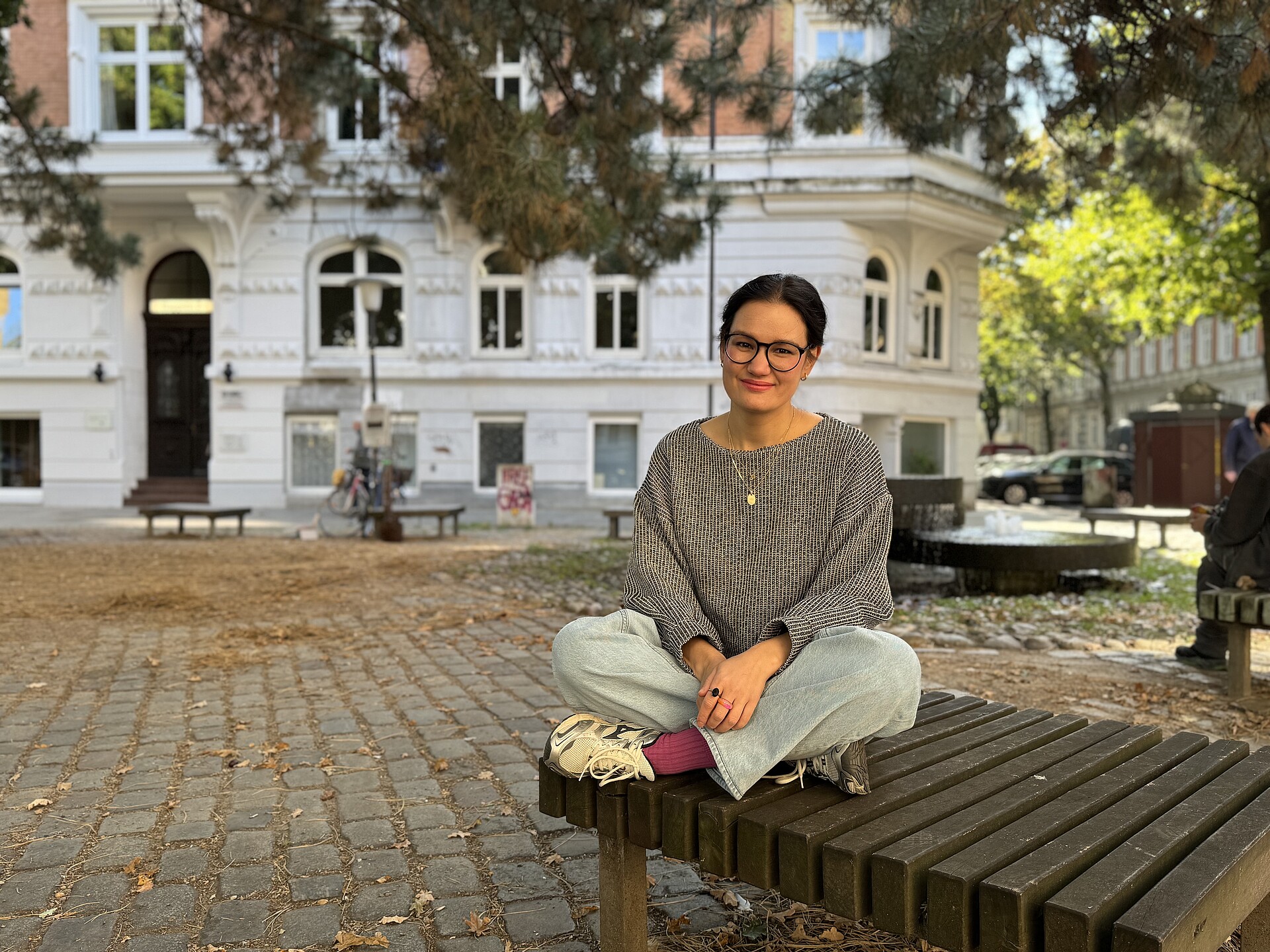 Kirchenmusikerin Jasmin Zaboli im Grindelviertel