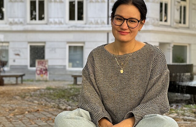Kirchenmusikerin Jasmin Zaboli im Grindelviertel