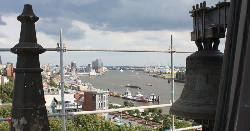 Vom Kirchturmdach hat man einen atemberaubenden Blick auf Hafen und Elbphilharmonie