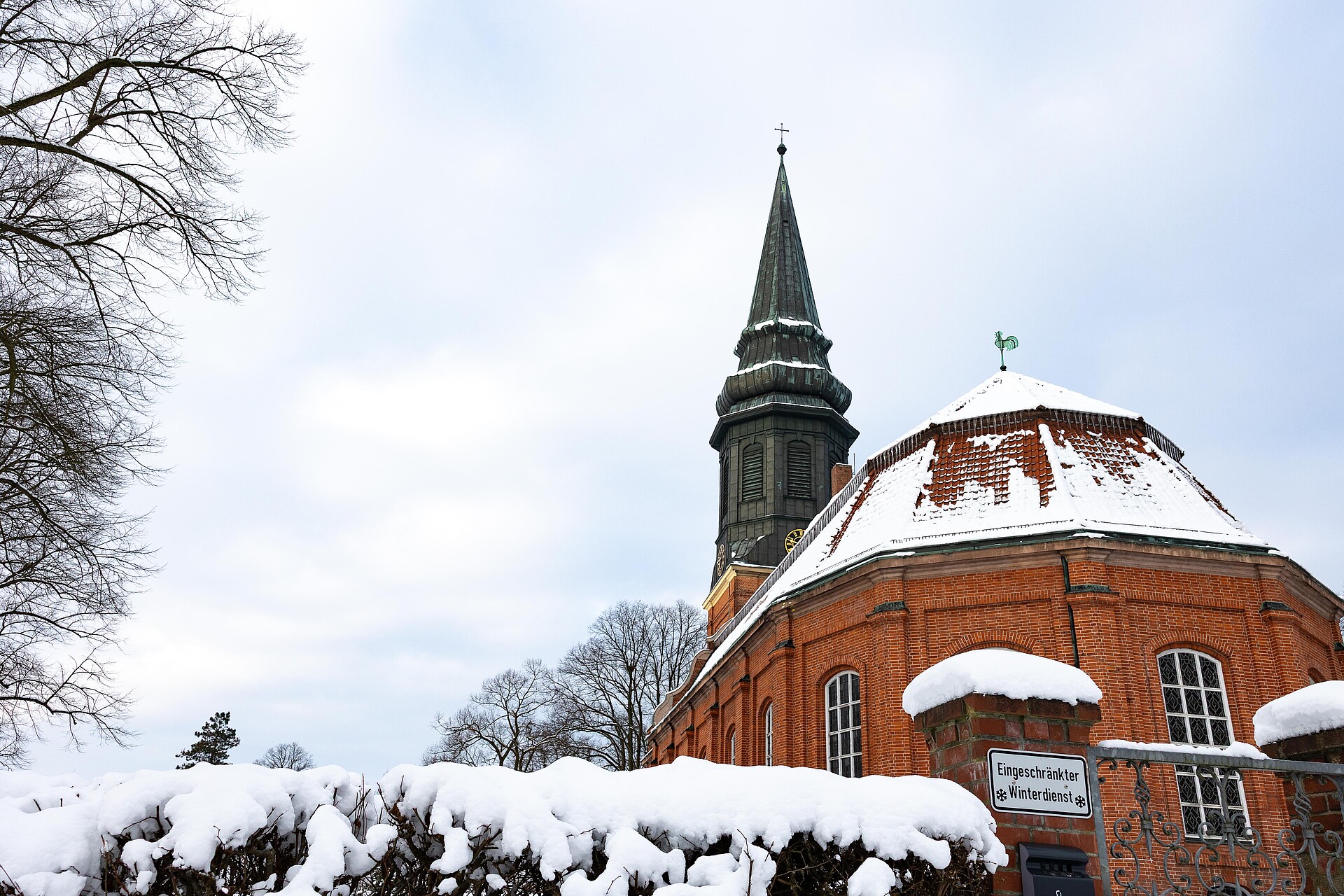 Eine Kirche in Hamburg im Schnee