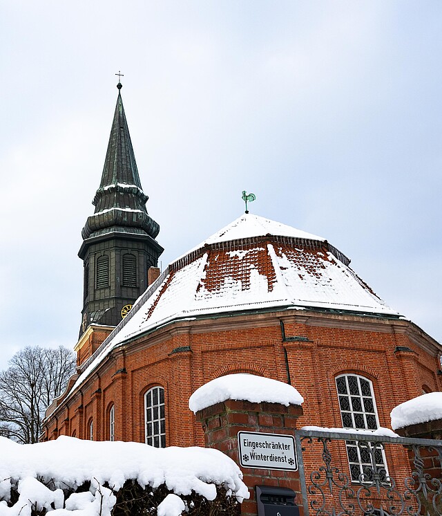 Eine Kirche in Hamburg im Schnee