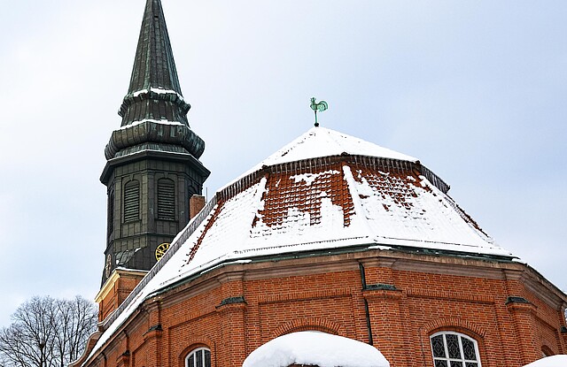 Eine Kirche in Hamburg im Schnee