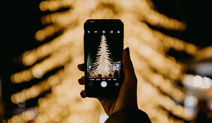 Weihnachtsbaum wird mit Smartphone fotografiert - Copyright: Sabri Tuzcu/Unsplash