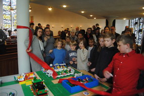 Menschen bei der Eröffnung der Legostadt
