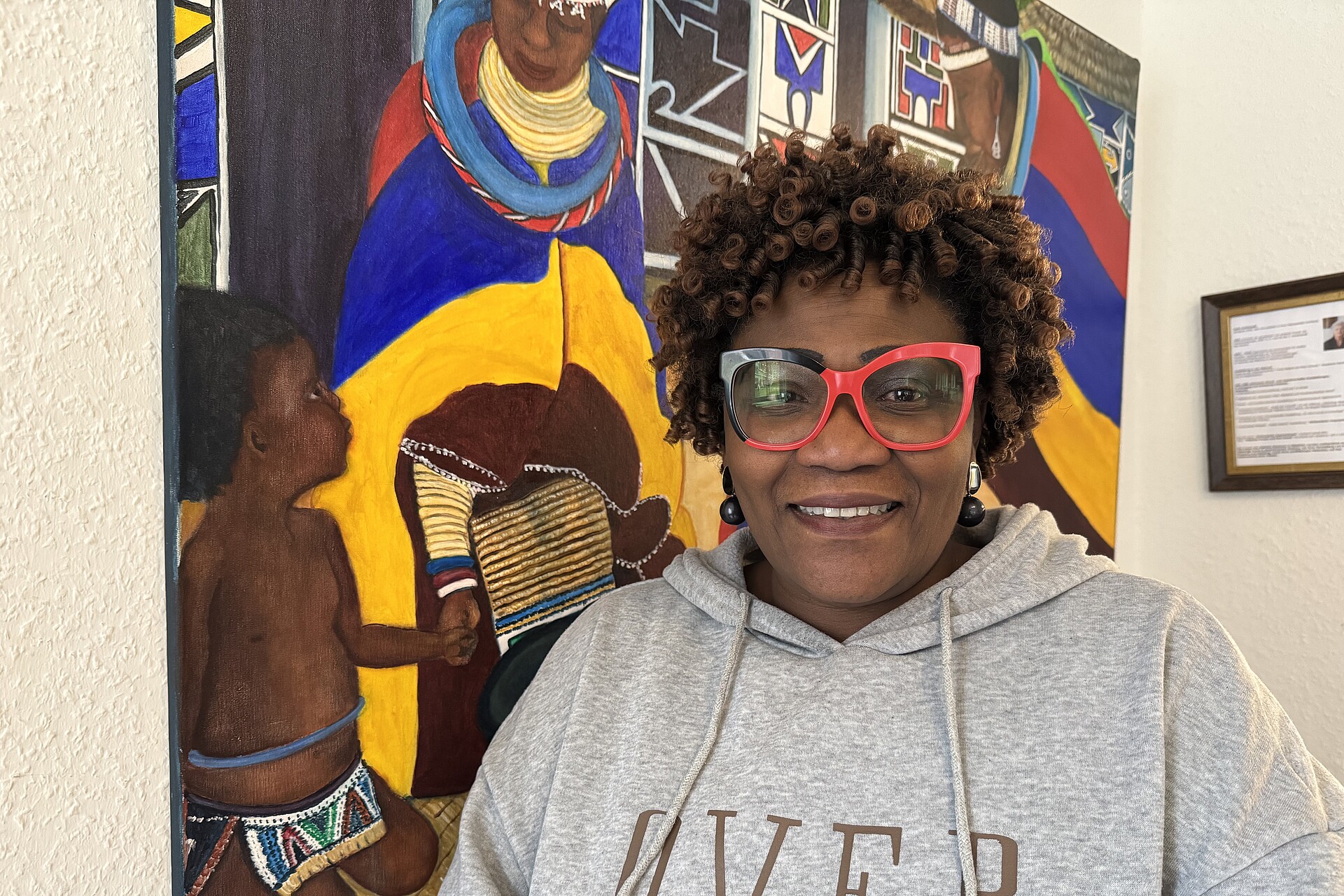 Eine Frau steht vor einem Gemälde