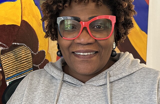 Eine Frau steht vor einem Gemälde