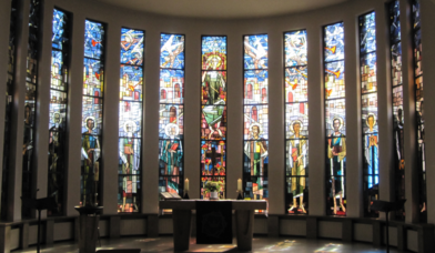 Die Kirchenfenster von innen  - Copyright: Kirchengemeinde 'Zu den 12 Aposteln' in Hamburg-Lurup