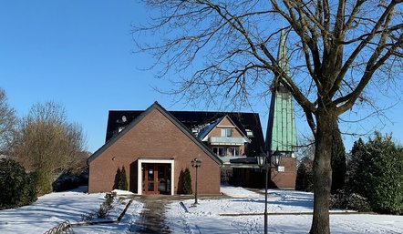 Kirche Hetlingen im Winter - Copyright: Thorsten Schuldt / Kirchengemeinde St. Gabriel