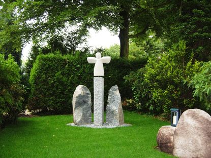 Engel auf einer Stele über einem gespaltenen Naturstein - Copyright: Bernd Andresen