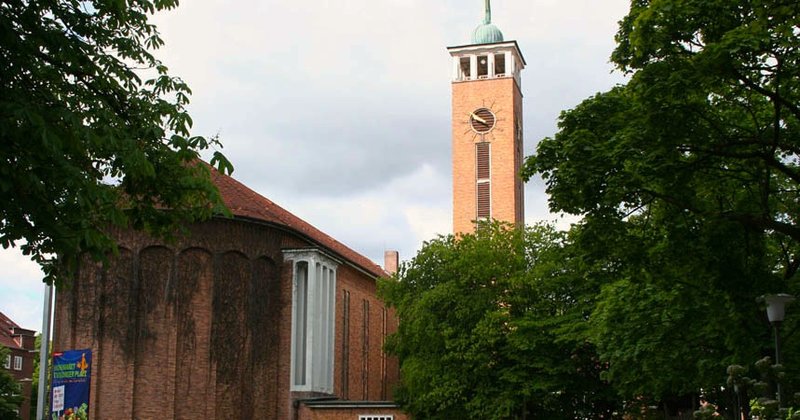 Die denkmalgeschützte Frohbotschaftkirche prägt den Stadtteil