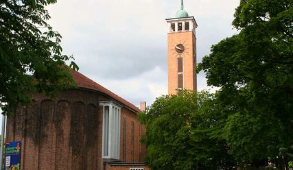 Die denkmalgeschützte Frohbotschaftkirche prägt den Stadtteil - Copyright: Thomas Morell/epd