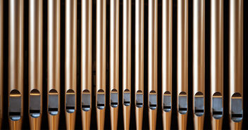 Orgelpfeifen, die klangerzeugenden Teile einer Orgel. - Copyright: © Josh Applegate/Unsplash