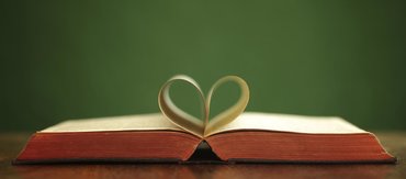 Zwei Buchseiten in Form eines Herzes