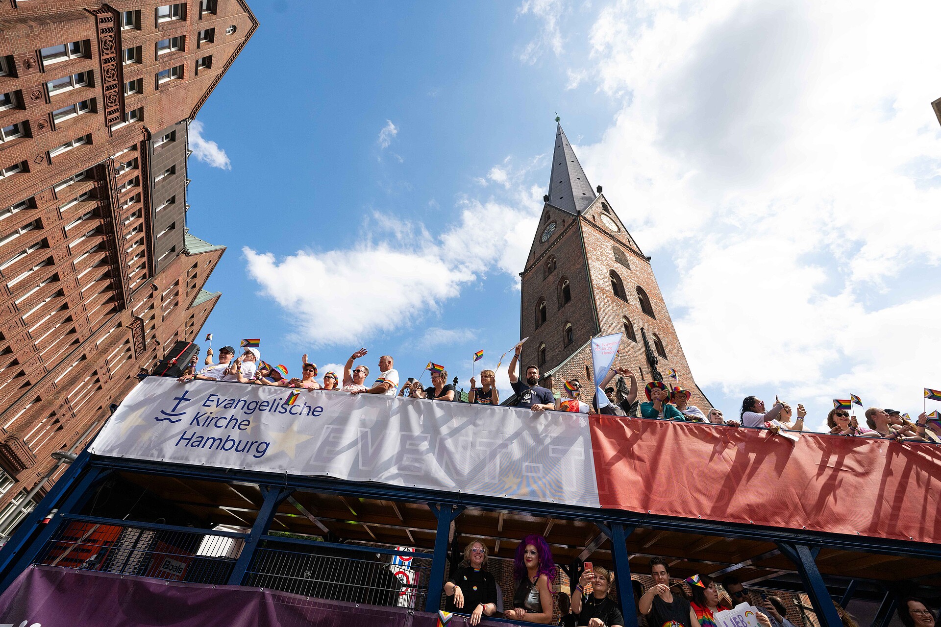 Der Truck von Kirche Hamburg fährt an der Hauptkirche St. Petri vorbei