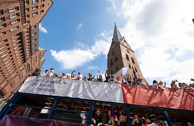 Der Truck von Kirche Hamburg fährt an der Hauptkirche St. Petri vorbei