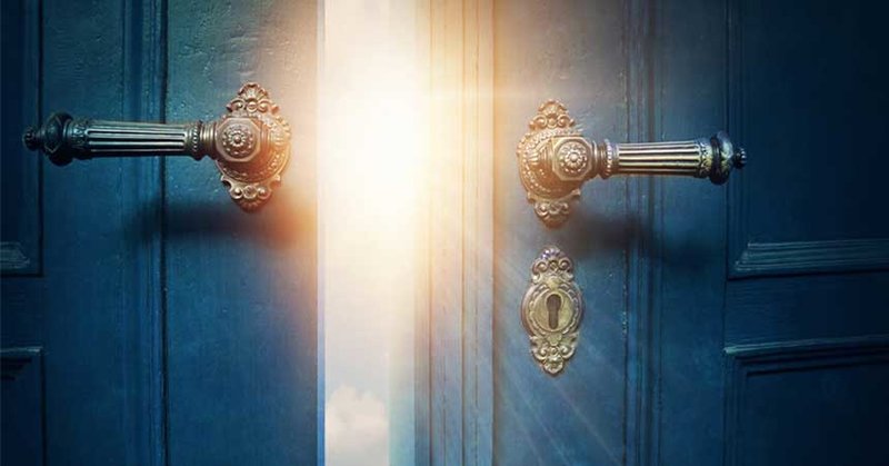 Open blue Door – ©Elena Schweitzer / fotolia.de