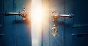 Open blue Door – ©Elena Schweitzer / fotolia.de - Copyright: Elena Schweitzer / fotolia.de