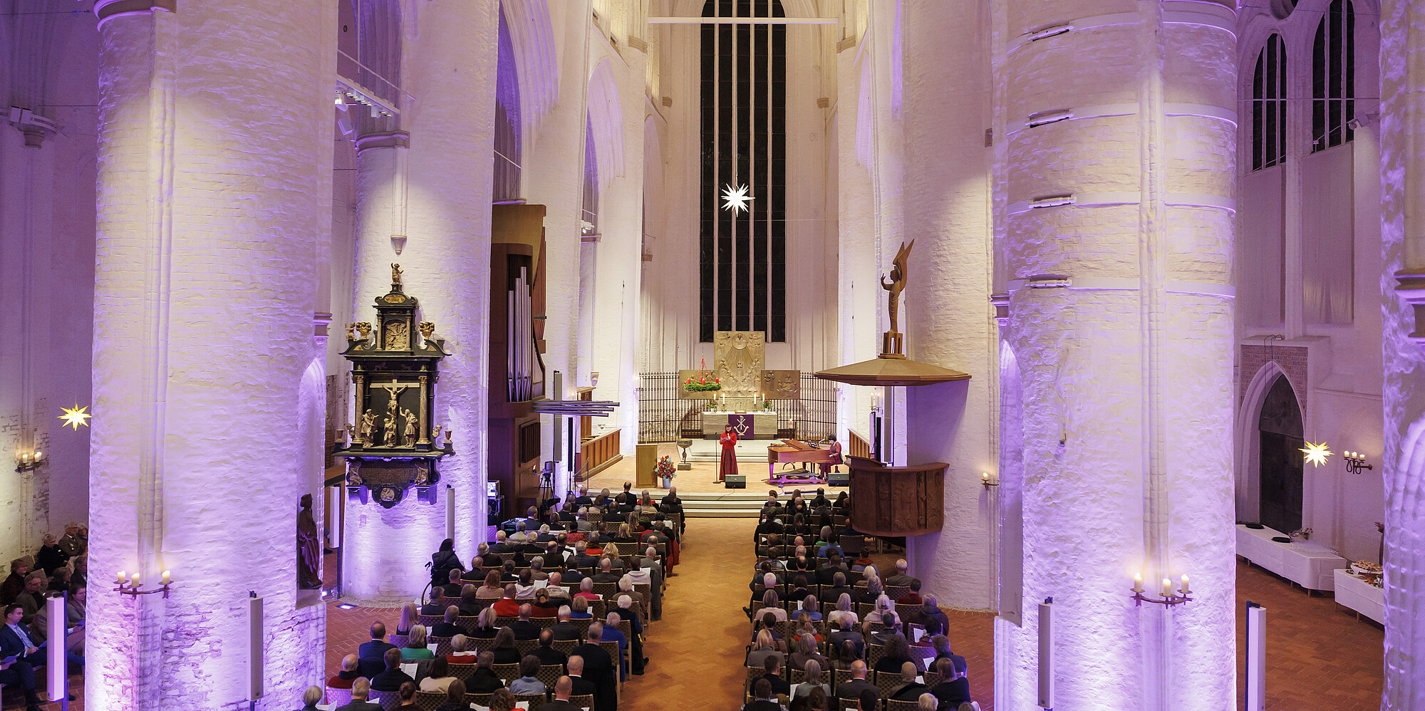 Innenraum der Hauptkirche St. Katharinen beim Adventsempfang mit Musik und zahlreichen Gästen
