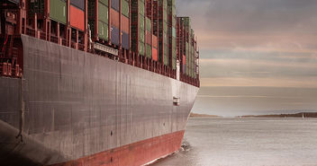 Containerschiff fährt in den Hafen ein - Copyright: Alexander Kliem / Pixabay