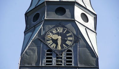 Halb Zehn auf der Turmuhr der Lutherkirche - Copyright: Hermann Paul Straßberger