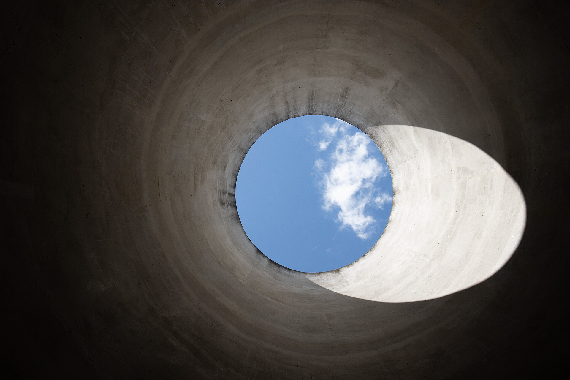 Blick aus einem Tunnel hinauf in den Himmel