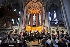 Foto Nacht der Chöre. Zu sehen ist der Chor im Kirchsaal