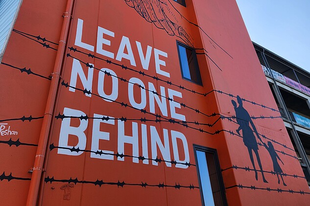 Ein Gebäude mit der Aufschrift "Leave no one behind"