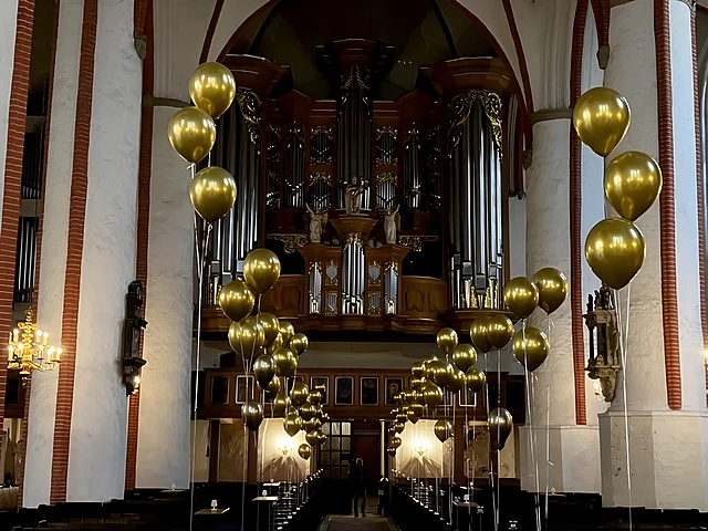 Goldene Ballons schweben in der St. Jacobi zum "Goldmoment"